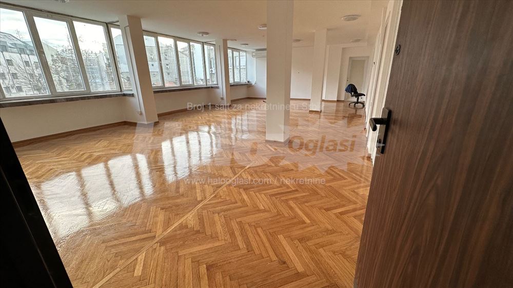 Tri prostorije od 70m2. 40m2. 20m2.Dvaparkingmesta — 10