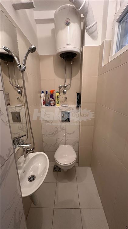 Tri prostorije od 70m2. 40m2. 20m2.Dvaparkingmesta — 11