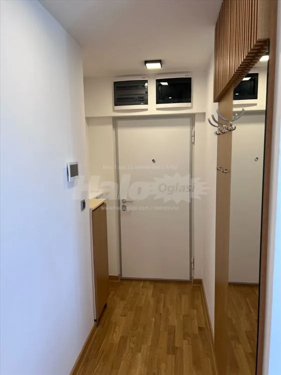 Trosoban, namešten, parking — 2