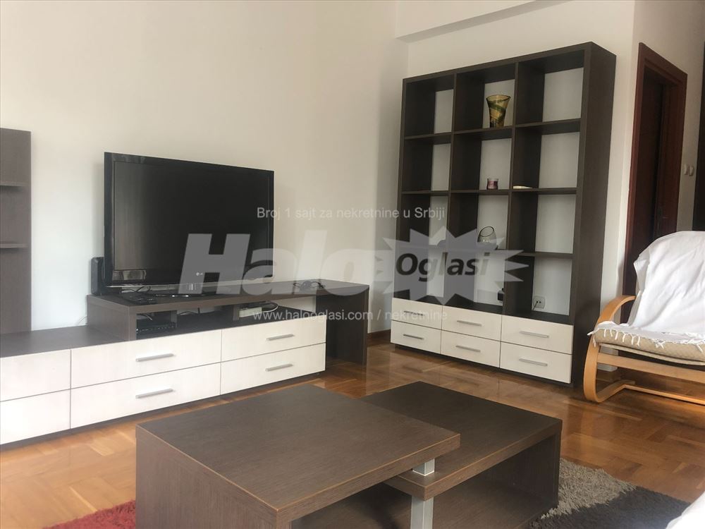 Trosoban sređen stan u Zemunu sa garažom — 3