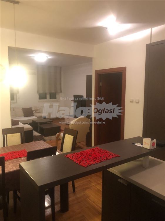 Trosoban sređen stan u Zemunu sa garažom — 10