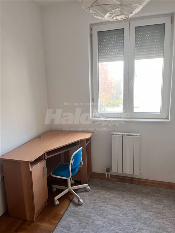 Trosoban sređen stan u Zemunu sa garažom — 12