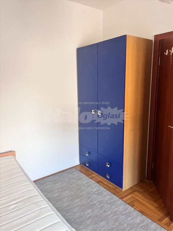 Trosoban sređen stan u Zemunu sa garažom — 13