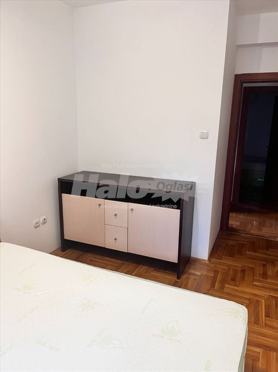 Trosoban sređen stan u Zemunu sa garažom — 14