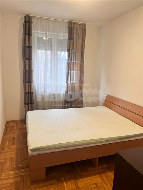 Trosoban sređen stan u Zemunu sa garažom — 15