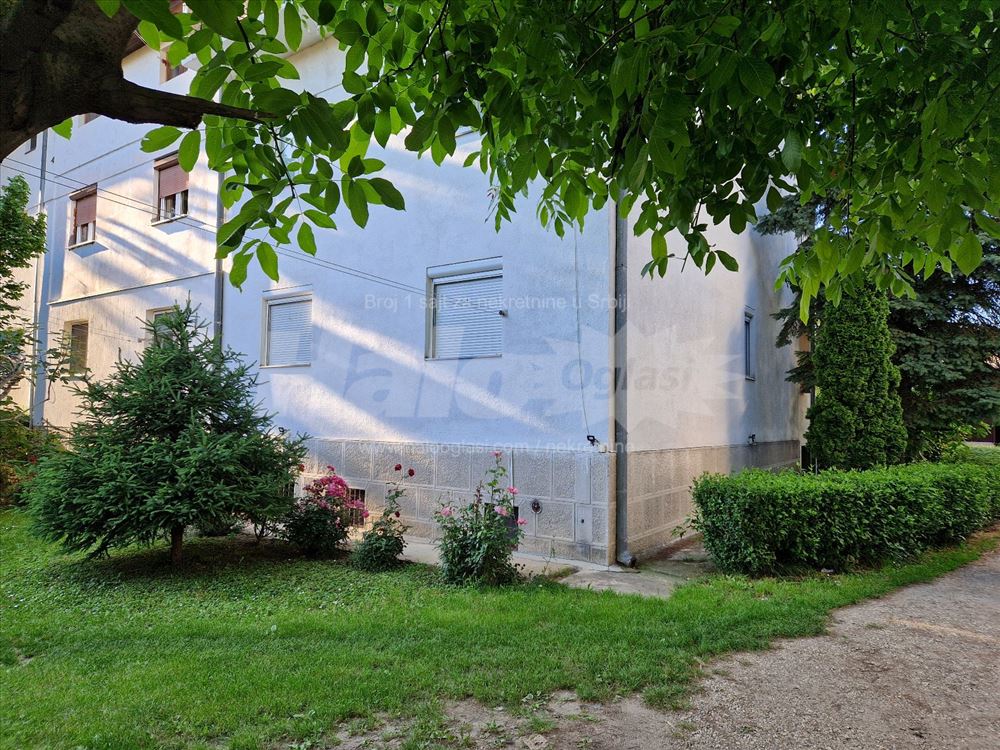 Trosoban stan 64 m² u Zemunu. Parking mesto — 2