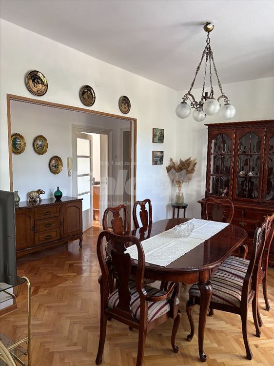 Trosoban stan 64 m² u Zemunu. Parking mesto — 3