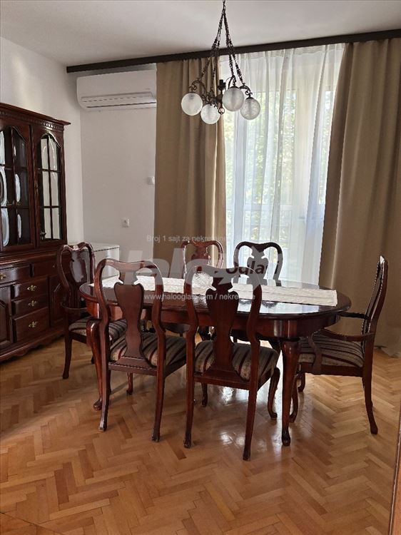 Trosoban stan 64 m² u Zemunu. Parking mesto — 4