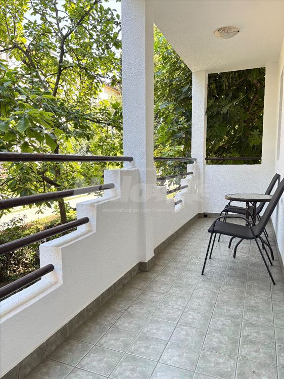 Trosoban stan 64 m² u Zemunu. Parking mesto — 6