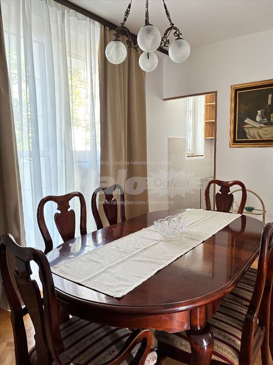 Trosoban stan 64 m² u Zemunu. Parking mesto — 8