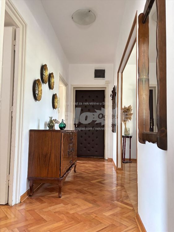 Trosoban stan 64 m² u Zemunu. Parking mesto — 11
