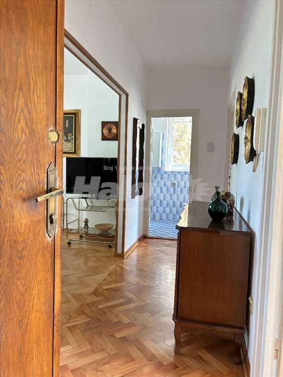 Trosoban stan 64 m² u Zemunu. Parking mesto — 12