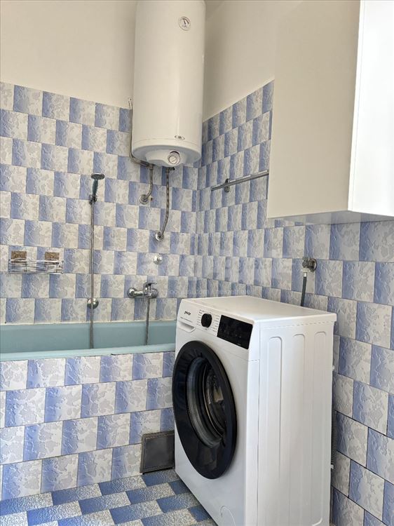 Trosoban stan 64 m² u Zemunu. Parking mesto — 14