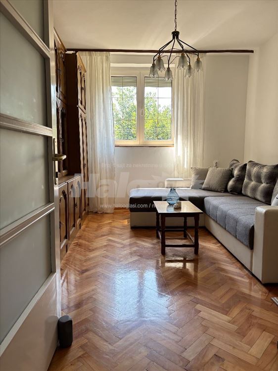 Trosoban stan 64 m² u Zemunu. Parking mesto — 15