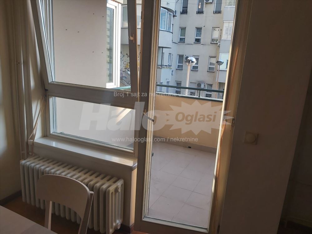 Trosoban stan kompletno renoviran — 2