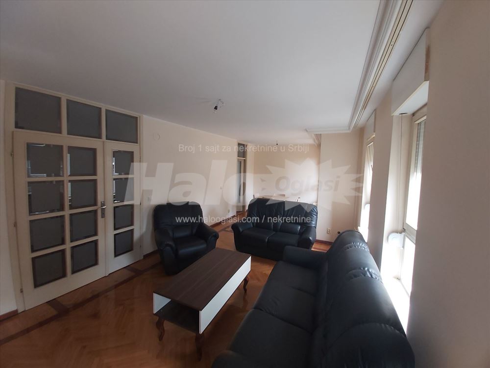 Trosoban stan kompletno renoviran — 10