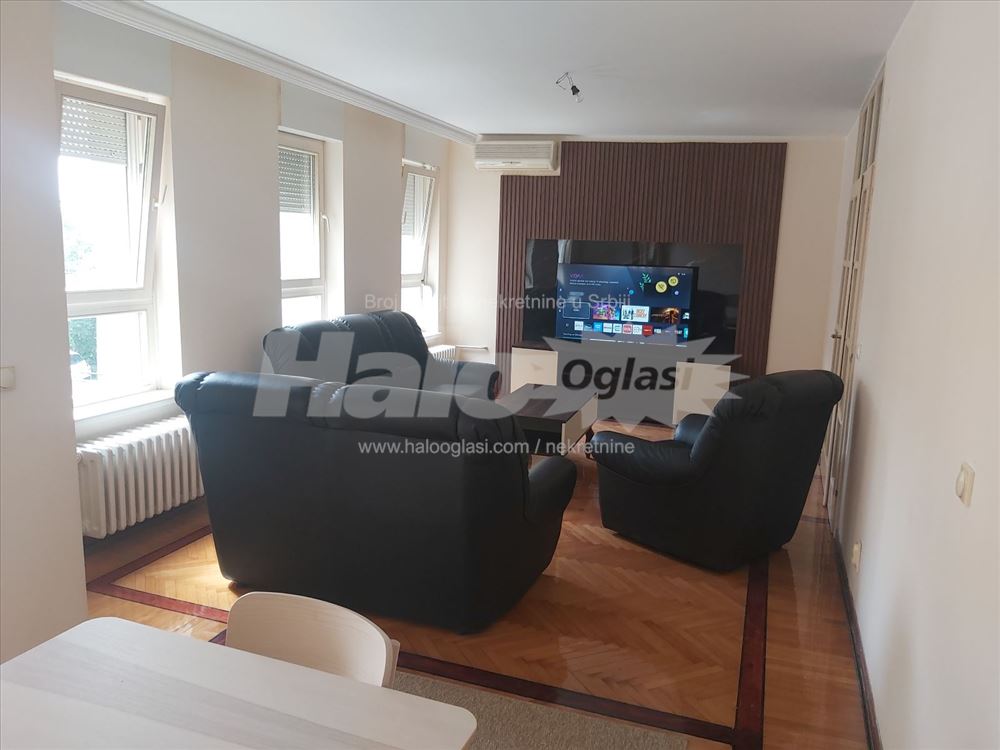 Trosoban stan kompletno renoviran — 12