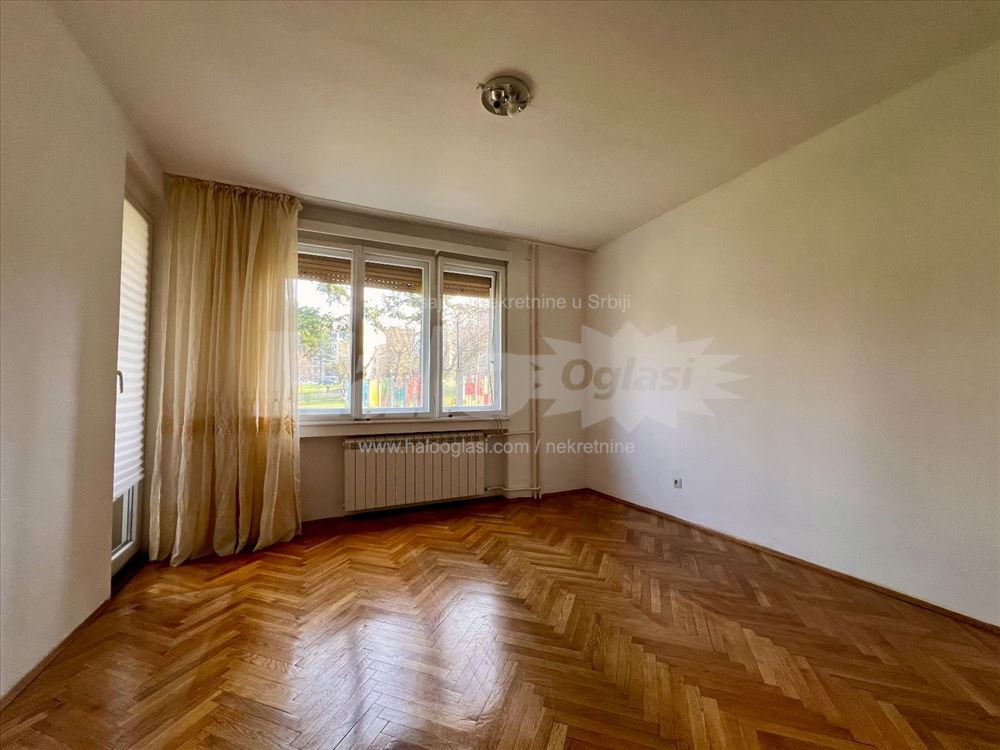 Trosoban stan na Lionu okružen zelenilom — 3