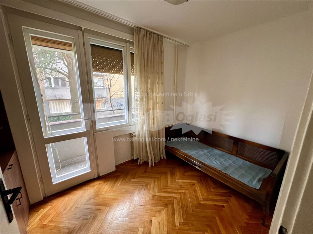 Trosoban stan na Lionu okružen zelenilom — 5