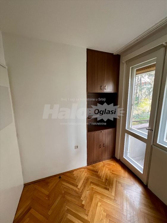 Trosoban stan na Lionu okružen zelenilom — 6