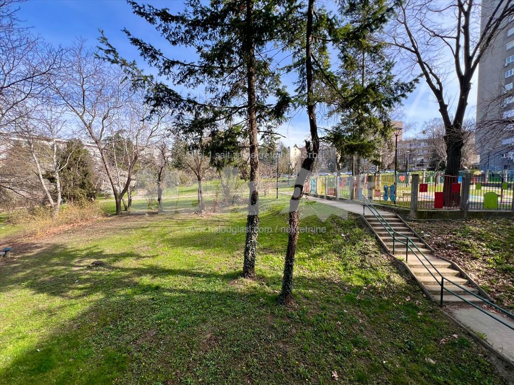 Trosoban stan na Lionu okružen zelenilom — 11