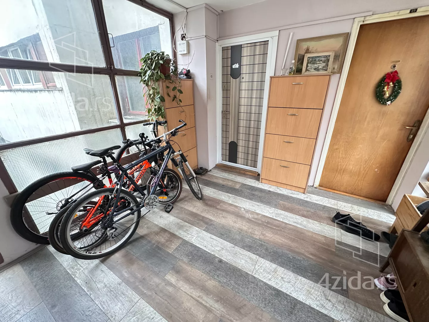 Trosoban stan na prodaju, Bulevar Arsenija Čarnojevića 128, 297.000€, 76m² — 2