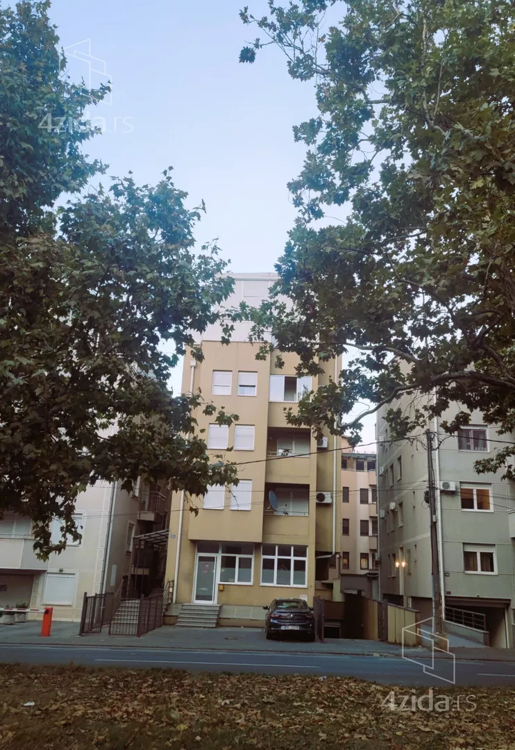 Trosoban stan na prodaju, Bulevar Oslobođenja 241, 290.000€, 84m² — 2