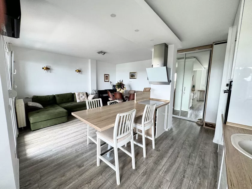 Trosoban stan na prodaju, Kej Oslobođenja 7, 349.000€, 70m² — 3