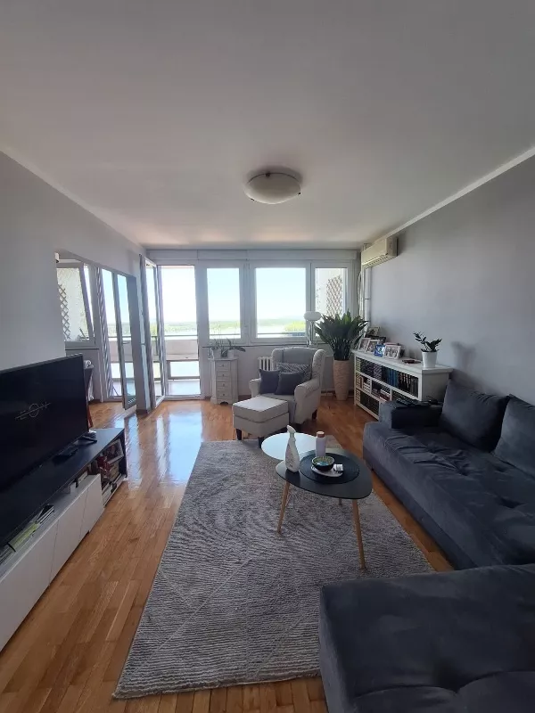 Trosoban stan na prodaju, Kej Oslobođenja 9, 340.000€, 73m² — 4