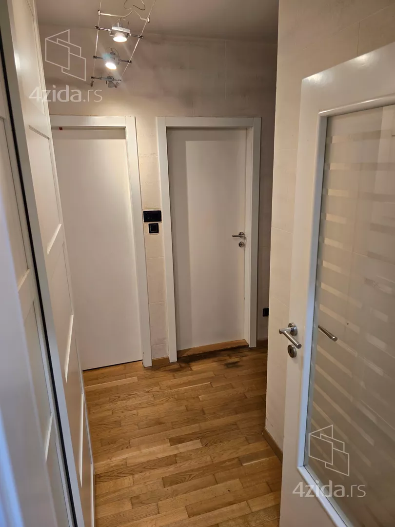 Trosoban stan na prodaju, Šumadijske Divizije, 309.000€, 84m² — 11