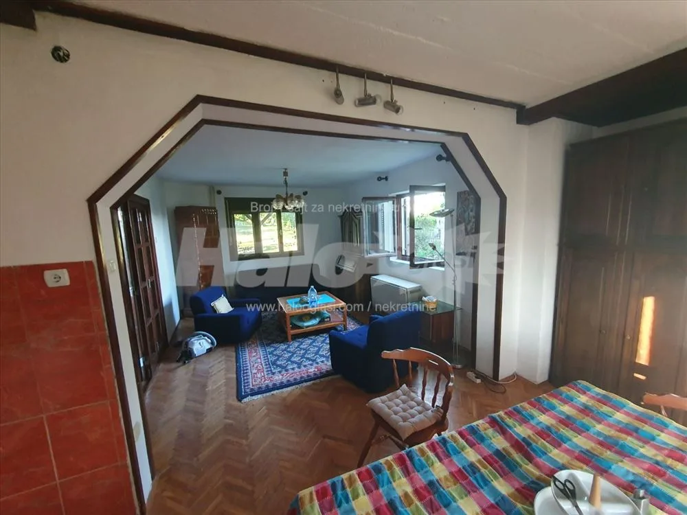 Trosoban stan sa dvoristem u Barajevu — 2