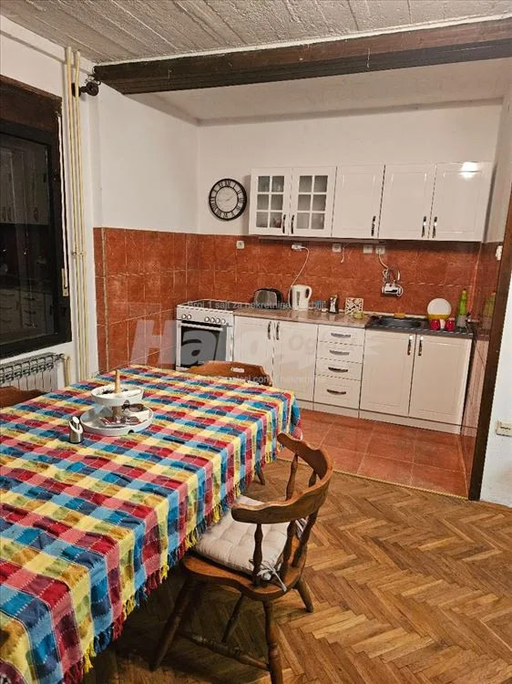 Trosoban stan sa dvoristem u Barajevu — 3