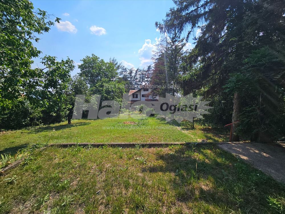 Trosoban stan sa dvoristem u Barajevu — 11