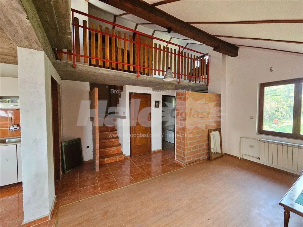 Trosoban stan sa dvoristem u Barajevu — 12