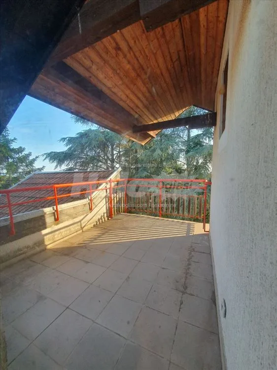 Trosoban stan sa dvoristem u Barajevu — 13