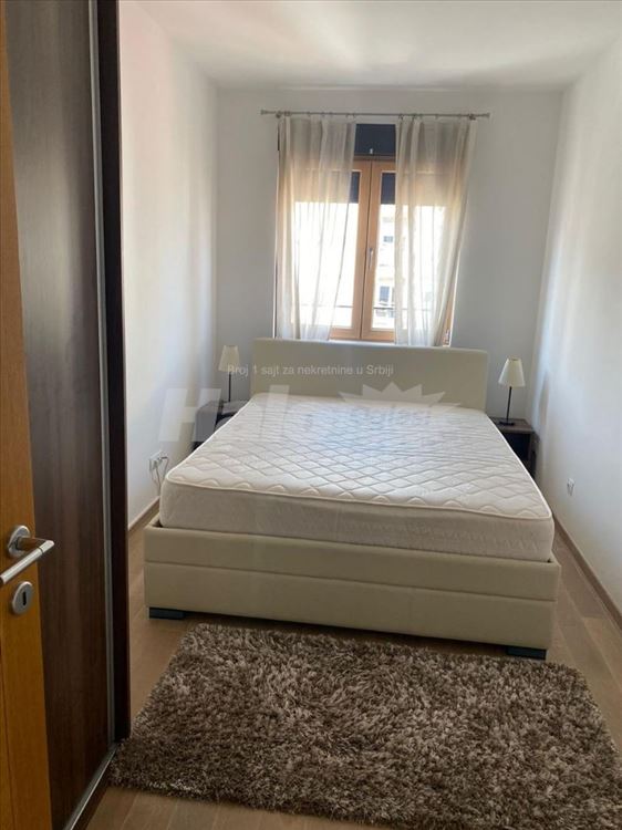 Trosoban stan u novoj zgradi u Sinđelićevoj ulici — 7