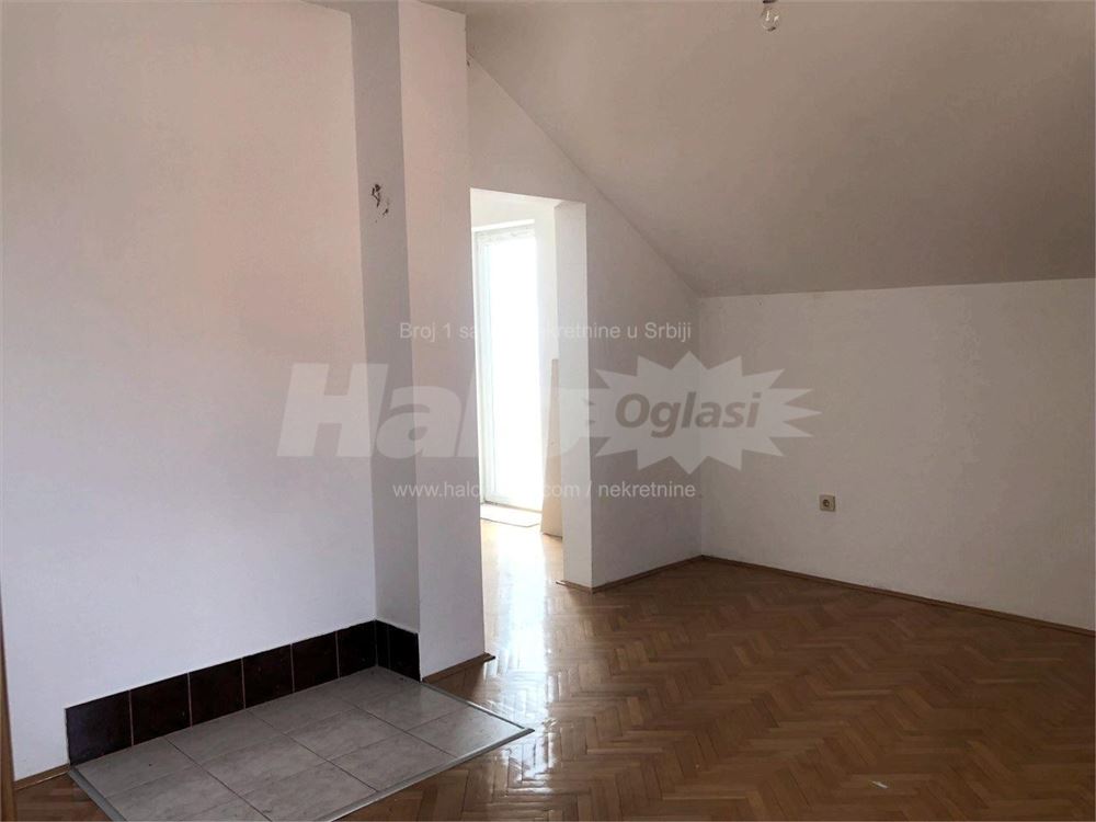 Trosoban stan u privatnoj kući -Batajnica (Zemun) — 2