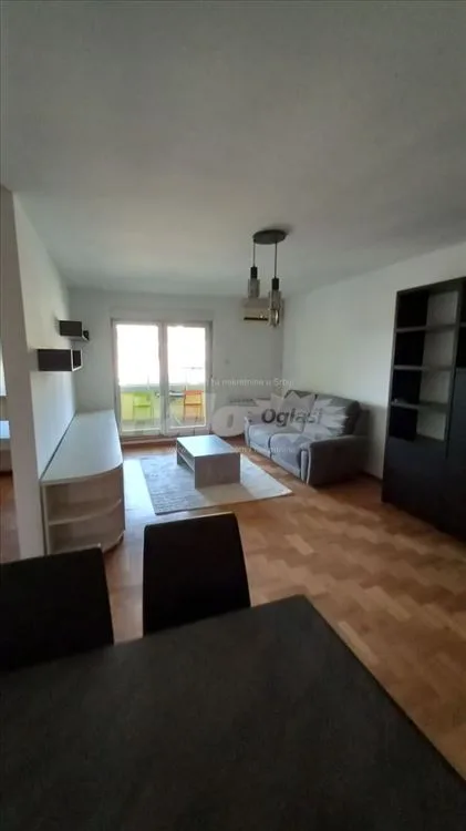 Trosoban stan u zoni Vukovog spomenika — 2