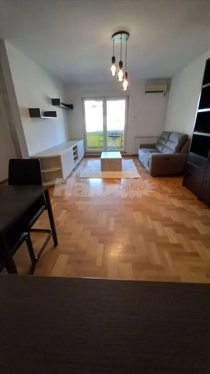 Trosoban stan u zoni Vukovog spomenika — 3