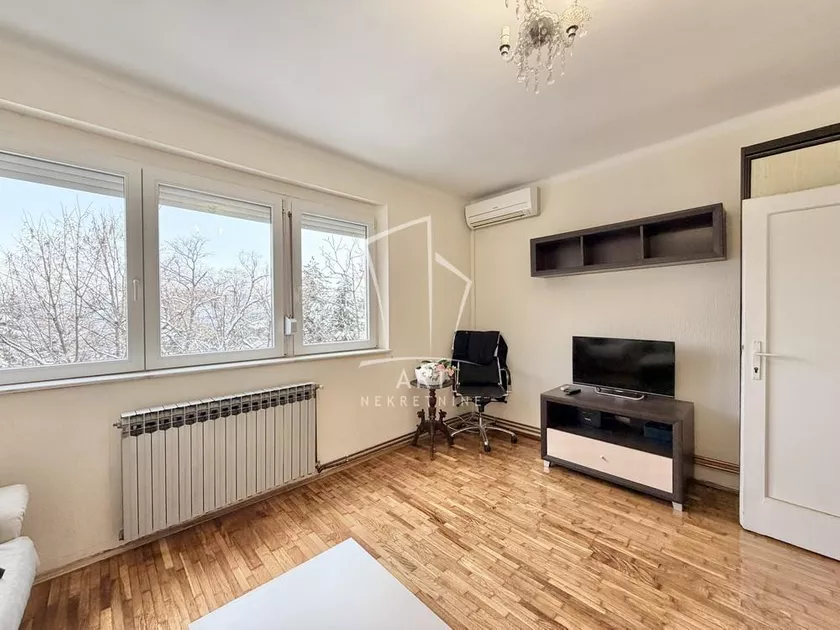 Trosoban stan za izdavanje, Čarlija Čaplina, 800€, 55m² — 4