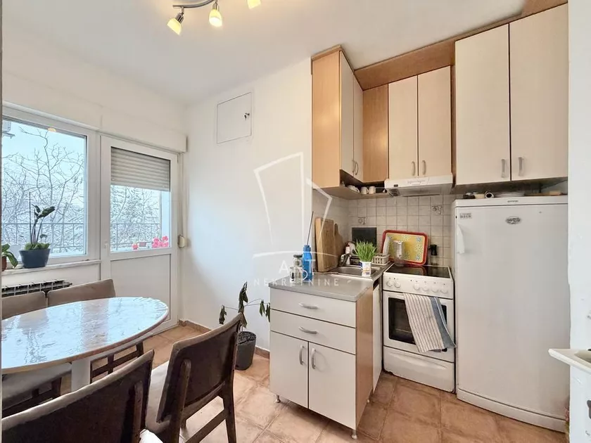 Trosoban stan za izdavanje, Čarlija Čaplina, 800€, 55m² — 5
