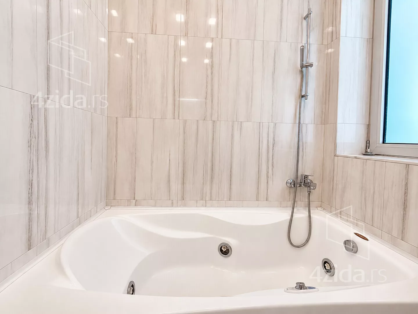 Trosoban stan za izdavanje, Flore Sends, 2.000€, 144m² — 6