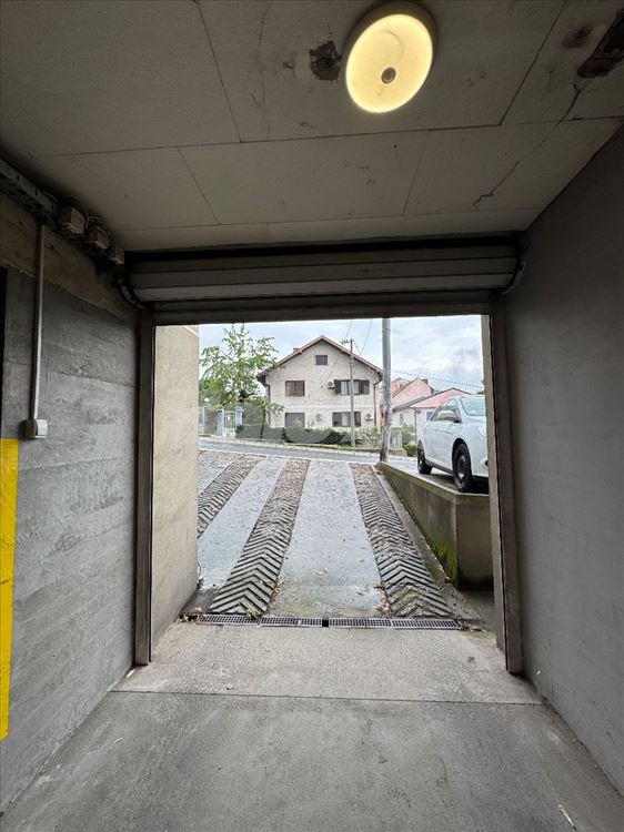 Trosoban stan za izdavanje sa 2 garazna mesta — 12