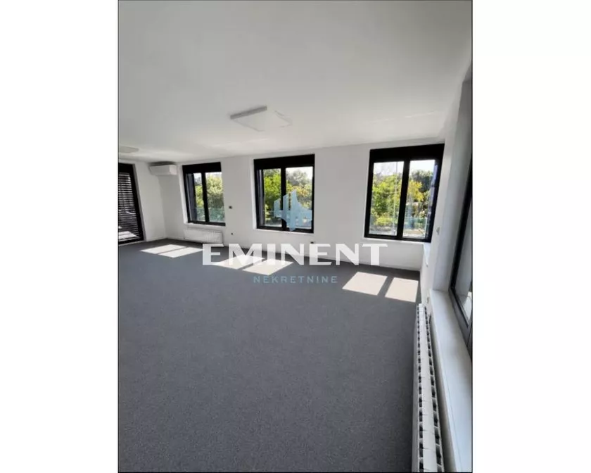 Trosoban stan za izdavanje, Uroša Martinovića, 1.300€, 70m² — 2