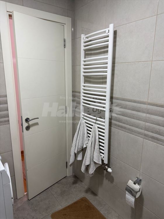 Trosoban stan,Bulevar Oslobodjenja — 8