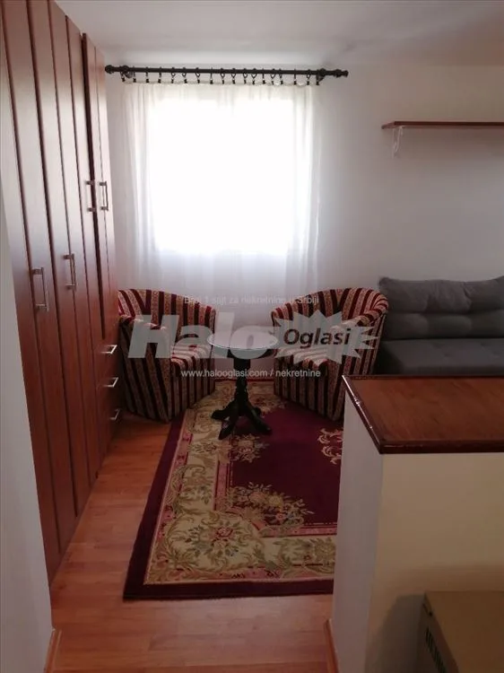 U centru Zemuna dvosoban namešten stan stan — 11