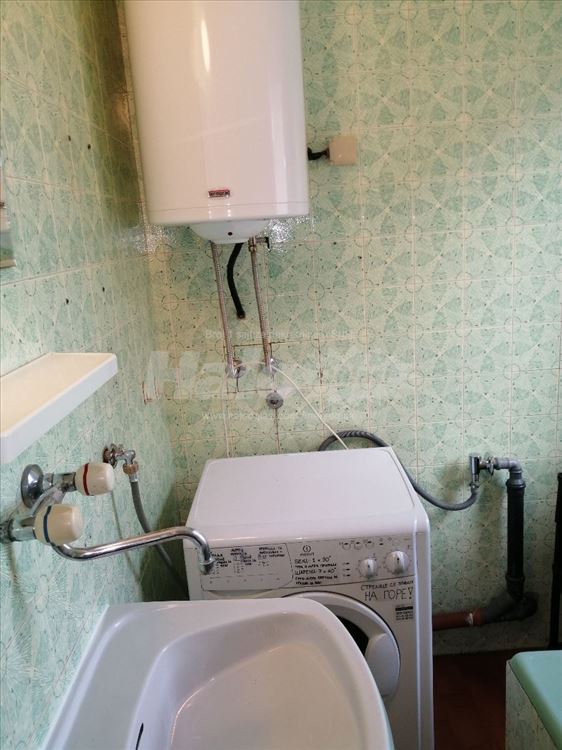 U centru Zemuna jednosoban namešten stan — 13