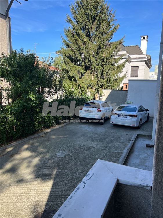 U samom srcu Dedinja sa parkingom i dvorištem — 10