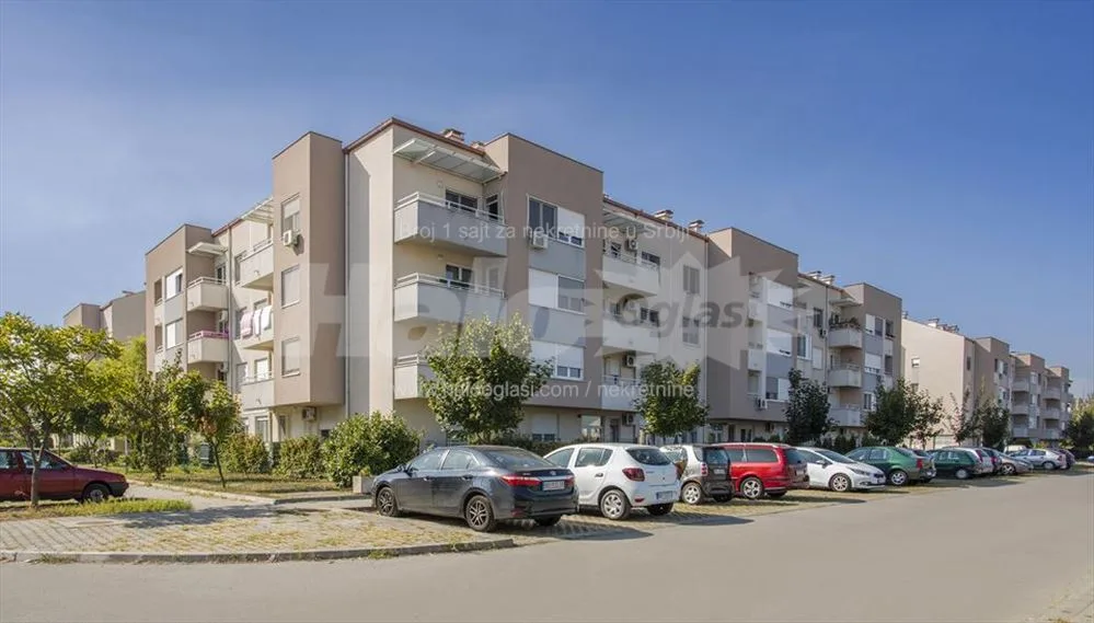 Uknjižen top stan 91 m2 + 20 m2 Gemax kod Metroa — 2