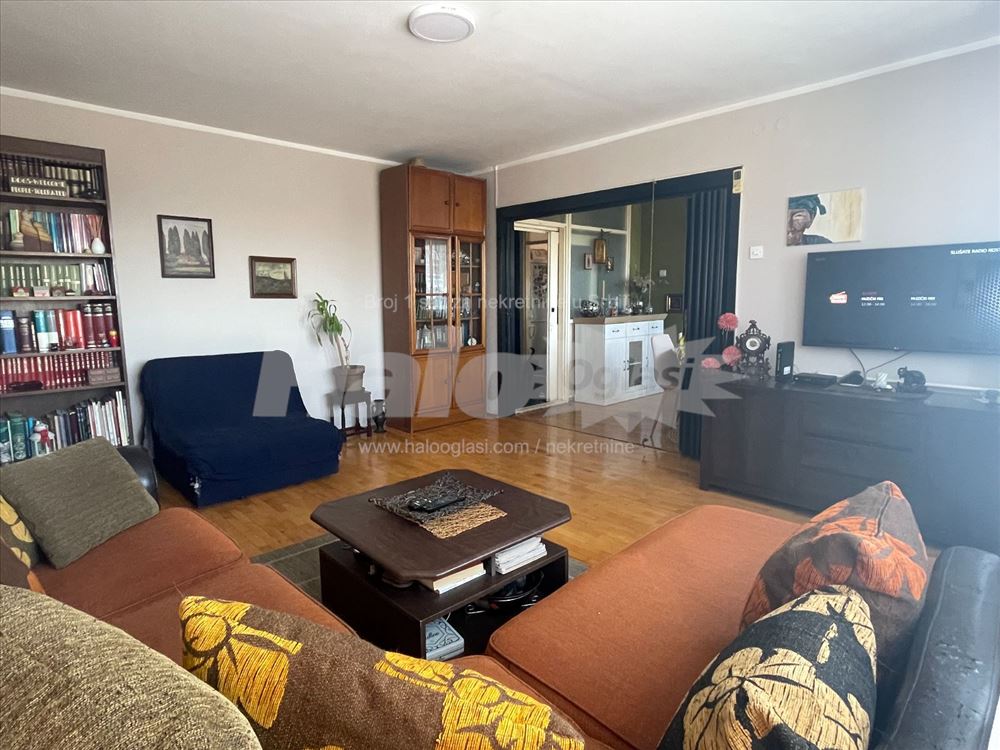Uknjižen trosoban stan 75m² (+4m2 terase)- 25. maj — 2